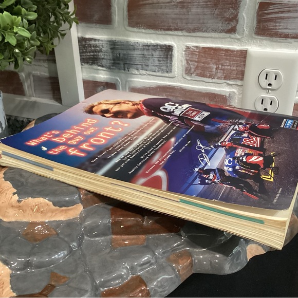 NASCAR - The Official 1997 Preview & Press Guide - Stats - Tracks - Drivers - Picture 4 of 8